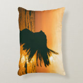 女の子のシルエット、海の夕日、自由。 アクセントクッション (正面(垂直))