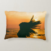女の子のシルエット、海の夕日、自由。 アクセントクッション (裏面)