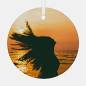 女の子のシルエット、海の夕日、自由。 ガラスオーナメント (裏面)