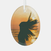 女の子のシルエット、海の夕日、自由。 ガラスオーナメント (正面左)