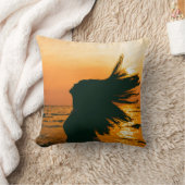 女の子のシルエット、海の夕日、自由。 クッション (ブランケット)