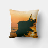 女の子のシルエット、海の夕日、自由。 クッション (裏面)