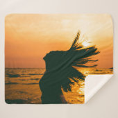 女の子のシルエット、海の夕日、自由。 シェルパブランケット (正面(横))