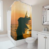 女の子のシルエット、海の夕日、自由。 シャワーカーテン (インサイチュ)