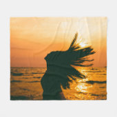 女の子のシルエット、海の夕日、自由。 フリースブランケット (正面(横))