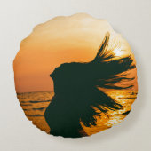 女の子のシルエット、海の夕日、自由。 ラウンドクッション (裏面)