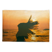 女の子のシルエット、海の夕日、自由。 枕カバー (裏面)