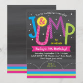 女の子のジャンプバースデーパーティーチョークボードピンクパープル 招待状 (正面/裏面)