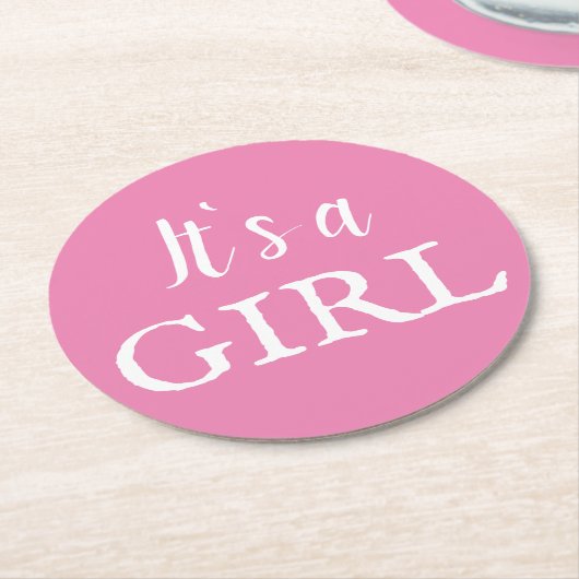 女の子のタイポグラフィピンクの赤ちゃん女の子の赤ちゃんシャワー ラウンドペーパーコースター (アングル)