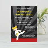 女の子のテコンドーの空手の黄色ベルトのブロンドの女性の誕生日 招待状 (スタンド正面)