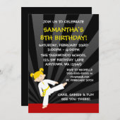 女の子のテコンドーの空手の黄色ベルトのブロンドの女性の誕生日 招待状 (正面/裏面)