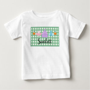 女の子のトリックまたはハロウィーンの衣装トリオを扱う ベビーTシャツ