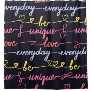 女の子のハート、言葉のシームレスなパターン。 シャワーカーテン