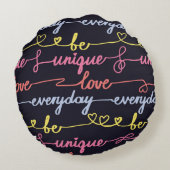 女の子のハート、言葉のシームレスなパターン。 ラウンドクッション (裏面)