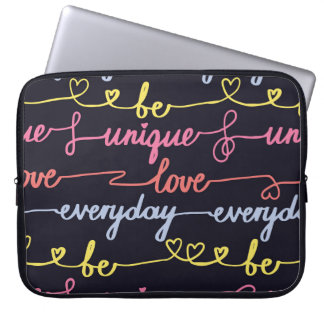 女の子のハート、言葉のシームレスなパターン。 ラップトップスリーブ