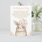 女の子のバニーのベビーシャワーの赤面の花柄は本を持って来ます エンクロージャーカード (スタンド正面)