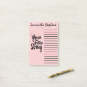 女の子のパワーウーマンがピンクの黒の新強者 ポストイット (デスク上)