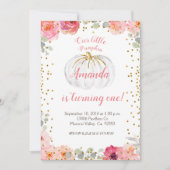 女の子のピンクおよび金ゴールドは私達のカボチャ1つを回しています 招待状 (正面)