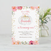 女の子のピンクおよび金ゴールドは私達のカボチャ1つを回しています 招待状 (スタンド正面)