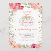 女の子のピンクおよび金ゴールドは私達のカボチャ1つを回しています 招待状 (正面/裏面)