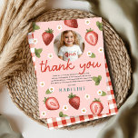 女の子のベリー ファースト キッズ 1歳の誕生日写真 サンキューカード<br><div class="desc">このかわいいファンシーな女の子の1歳の誕生日のお礼デザインは、愛らしいピンクのイチゴと花のイラストを特徴とし、あなた自身のお礼メッセージと女の子の写真でパーソナライズすることができます。「ベリー ファースト」デザインは、背面に赤いギンガム柄とマッチするデザインも特徴です。あなたの小さな子の誕生日に最適なベリー ファーム デザインです！</div>