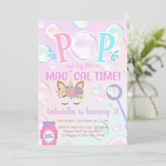 女の子のポップ・アートの誕生日招待状でバブルをオンにする。 招待状 (スタンド正面)