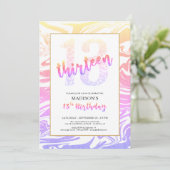 女の子のマルチカラーグリッター 13歳の誕生日スクリプト 招待状 (スタンド正面)