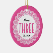 女の子のレースB03との第3誕生日の想い出の品のピンク セラミックオーナメント (右)