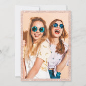 女の子のローズゴールドグリッターオンブレピンクチック スイート16 招待状 (裏面)