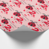 女の子の一流の年齢2のてんとう虫の誕生日のパターン(の模様が)あるな覆い ラッピングペーパー (角)
