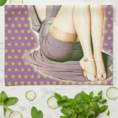 女の子の上の紫色の水玉模様のマルティーニのロカビリーピン キッチンタオル (折り畳み)