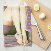 女の子の上の紫色の水玉模様のマルティーニのロカビリーピン キッチンタオル (四つ折り)