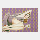 女の子の上の紫色の水玉模様のマルティーニのロカビリーピン キッチンタオル (横)