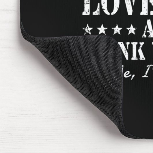 女の子の中には銃が大好きで、ウイスキーを飲むのが好きなのよ マウスパッド (コーナー)