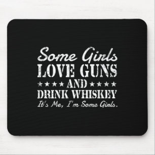 女の子の中には銃が大好きで、ウイスキーを飲むのが好きなのよ マウスパッド
