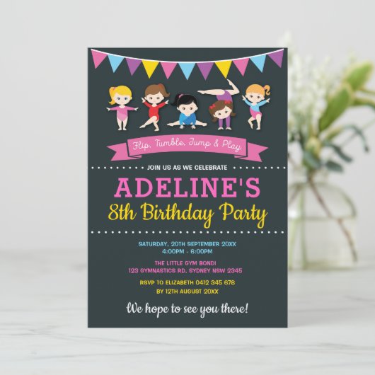 女の子の体操の誕生日の体育館のパーティーのピンクの黒板 招待状 (スタンド正面)