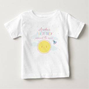 女の子の初めての太陽の周りを旅するよ！オリジナルデザイン ベビーTシャツ
