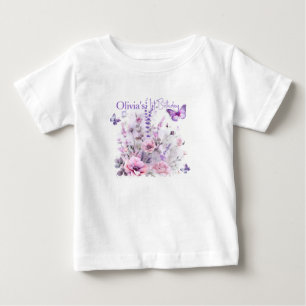 女の子の初めての誕生日 ラベンダー色の蝶々 ウォーターカラー ベビーTシャツ