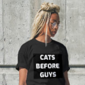 女の子の前の猫Tシャツ Tシャツ