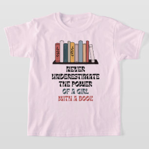 女の子の力を本で過小評価してはいけない Tシャツ