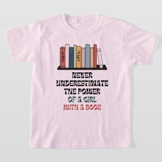 女の子の力を本で過小評価してはいけない Tシャツ (レイダウン)