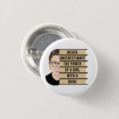 女の子の力を決して過小評価しない 缶バッジ (正面&裏面)