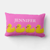 女の子の名前のピンクの、黄色いゴム製アヒルちゃん ランバークッション (裏面)