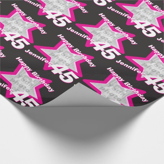 女の子の名前の第45誕生日の写真のピンクの黒の覆い ラッピングペーパー (角)