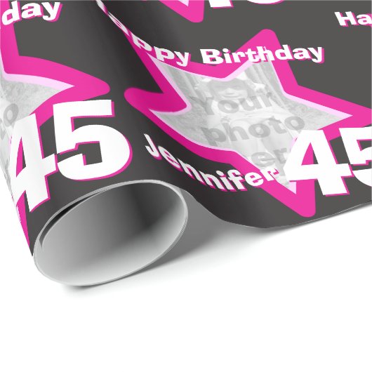 女の子の名前の第45誕生日の写真のピンクの黒の覆い ラッピングペーパー (ロールコーナー)