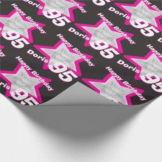 女の子の名前の第95誕生日の写真のピンクの黒の覆い ラッピングペーパー (角)