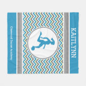 女の子の名前の青いシェブロンのストライプなサッカー フリースブランケット (正面(横))