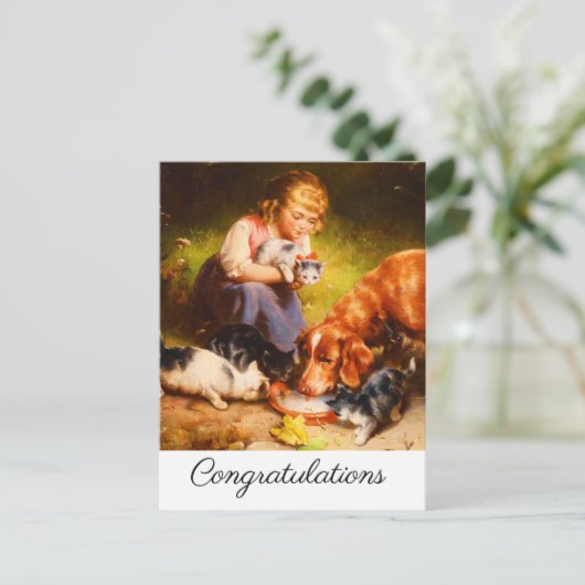 女の子の子猫とレトリバー犬がミルクを飲む ポストカード (スタンド正面)