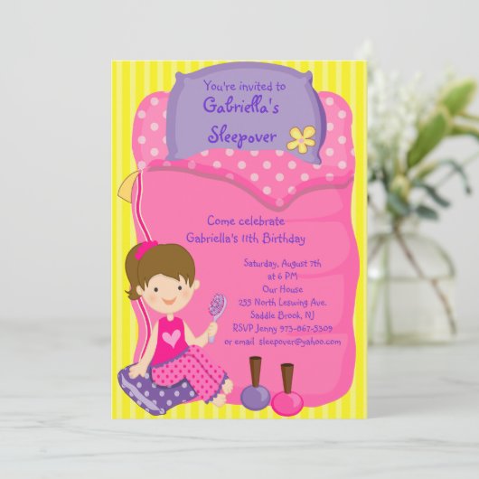女の子の寝袋のSleepoverの誕生日の招待状 招待状 (スタンド正面)