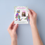 女の子の恐竜バジェットバースデーパーティー招待状ピンク チラシ (手)